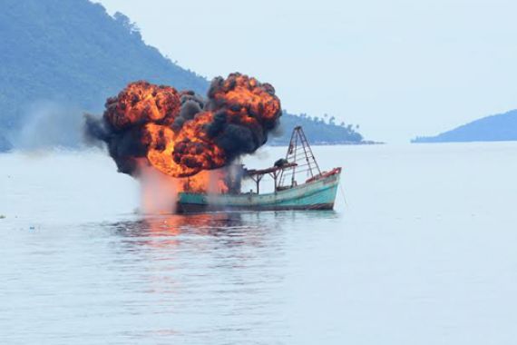 Jokowi Berkuasa, 6 Kapal Nelayan Asing Ditenggelamkan - JPNN.COM