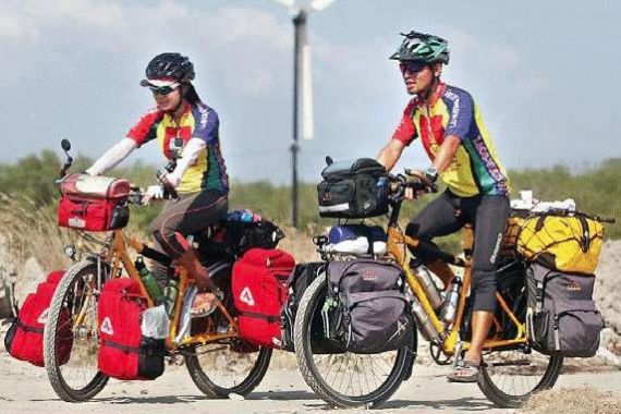 Pasutri Asal Tiongkok Cindy Li dan MJ Bersepeda Keliling Dunia - JPNN.COM