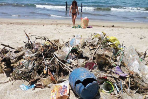 Pantai Kuta Mulai Diserbu Sampah - JPNN.COM