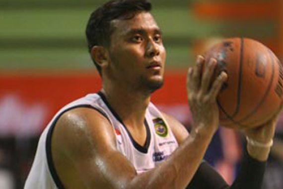 Two Handed Dunk Adhi Pratama Hancurkan NSH GMC - JPNN.COM