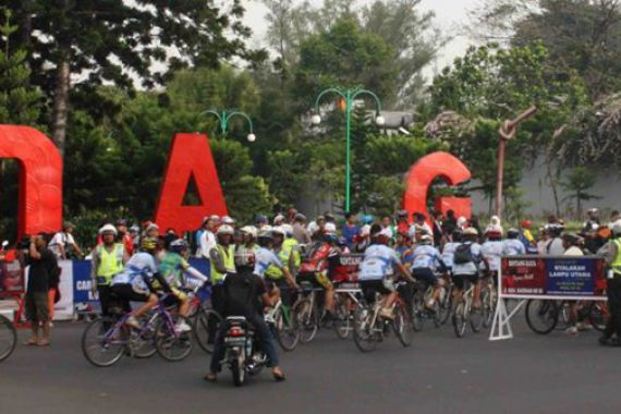 Car Free Day Bareng Difabel di Bandung, Ada Pembagian Tong Sampah - JPNN.COM
