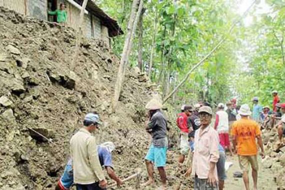 Hujan Deras Hentikan Evakuasi Longsor di Banjarnegara - JPNN.COM