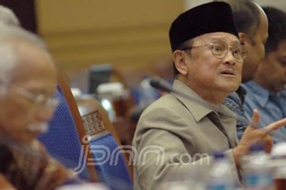 Habibie Turun Tangan Urusi Perpecahan Golkar - JPNN.COM