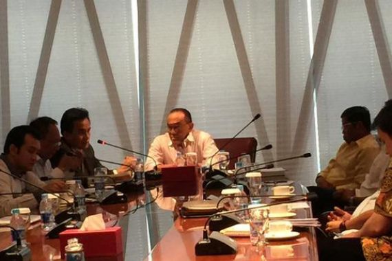 Siap Hadapi Agung di Pengadilan, Ical Gaet Yusril - JPNN.COM