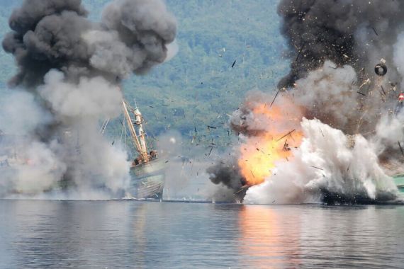 TNI Tenggelamkan 2 Kapal Ikan Berbendera PNG di Ambon - JPNN.COM