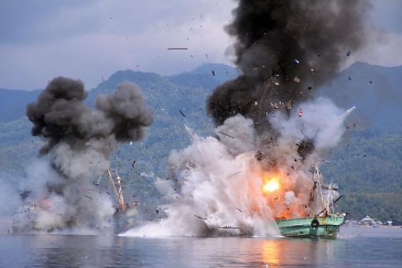 TNI AL Ledakkan Kapal Ber-ABK Thailand - JPNN.COM