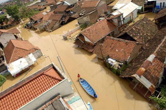 Camat Pelesiran saat Banjir Dibayangi Sanksi - JPNN.COM