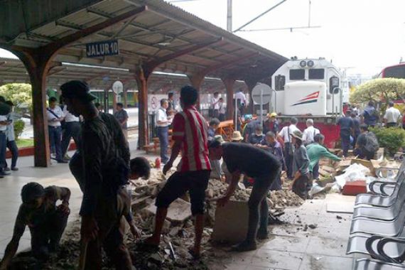 Lokomotif Anjlok Terobos Peron di Stasiun Jakarta Kota - JPNN.COM