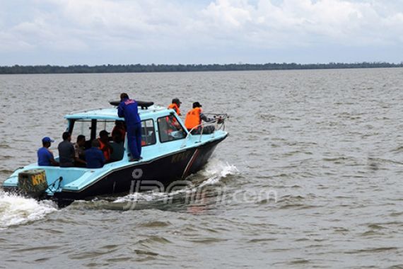 Tim Pencari AirAsia Temukan 10 Serpihan di Pangkalanbun - JPNN.COM