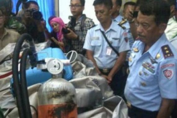 AirAsia QZ8501 Jadi Kepingan, Ditemukan Koper dan Tabung Oksigen - JPNN.COM