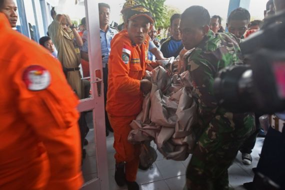 Tayangkan Jasad Penumpang AirAsia Secara Utuh, TvOne Di-Bully - JPNN.COM