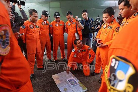 Dari Foto Jawa Pos, TNI AU Temukan Serpihan dan Jenazah - JPNN.COM