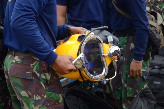 Kerahkan Kopaska dan Penyelam Cari Korban AirAsia QZ8501 Hingga Malam - JPNN.COM
