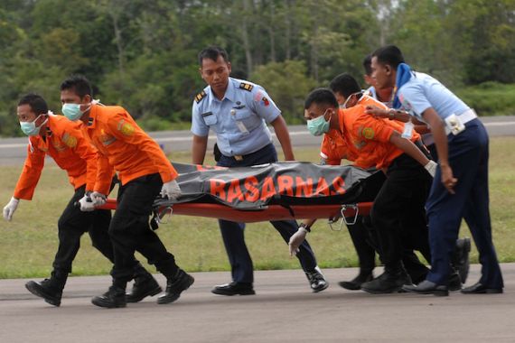 Dua Korban AirAsia Diterbangkan ke Surabaya, Ini Ciri-cirinya - JPNN.COM