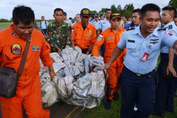 5 Jenazah Korban AirAsia Dijadikan Satu di Kapal Motor - JPNN.COM