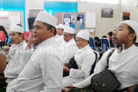 8 Ustaz Berdoa Sekaligus Usir Jin Penghambat Evakuasi - JPNN.COM