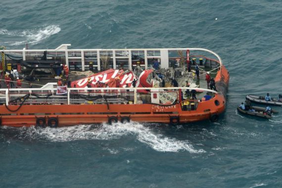 Black Box AirAsia QZ8501 Terimpit Serpihan Pesawat - JPNN.COM