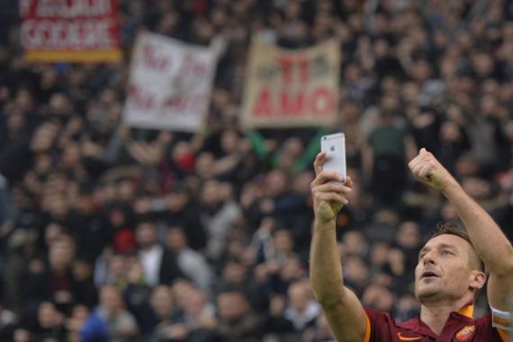 Cetak Gol, Totti Langsung Selfie - JPNN.COM