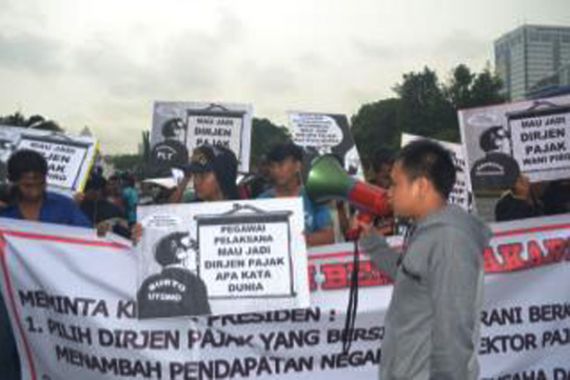 Di Tengah Hujan Deras, BEM Aliansi Jakarta Gelar Aksi Tolak Dirjen Pajak - JPNN.COM