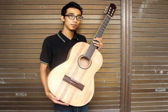 Gitar Rotan Laminasi Ciptaan Mahasiswa ITS Itu Diberi Nama Aluna - JPNN.COM