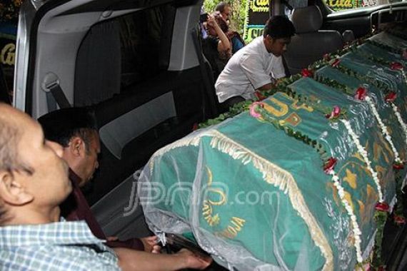 Jenazah Om Bob Dikubur di Liang Pemakaman Ayah dan Kakaknya - JPNN.COM