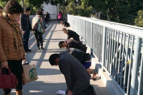 Lima Karyawan Dihukum Bersimpuh di Jembatan - JPNN.COM
