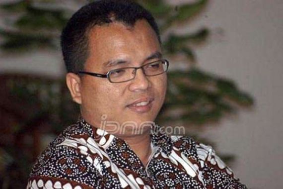 Hari Ini, Denny Indrayana Cs Ajukan Uji Materi UU Kepolisian ke MK - JPNN.COM