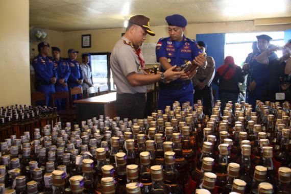 Polisi Amankan Ribuan Botol Miras Malaysia - JPNN.COM