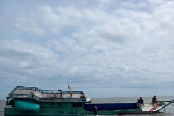 Melintas di Laut Bunyu, Kapal Barang Tabrak Karang - JPNN.COM