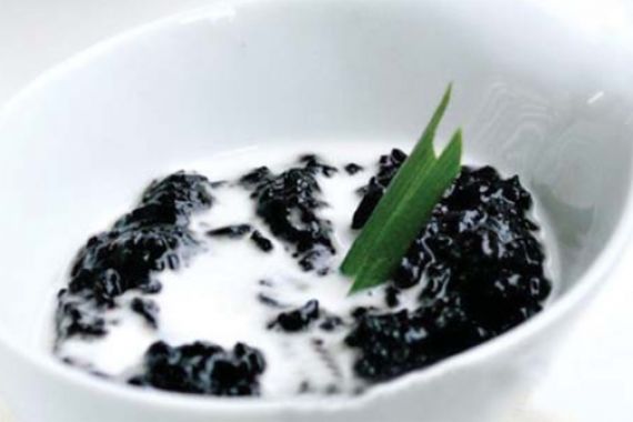 Mengolah Ketan Hitam Menjadi Bubur - JPNN.COM