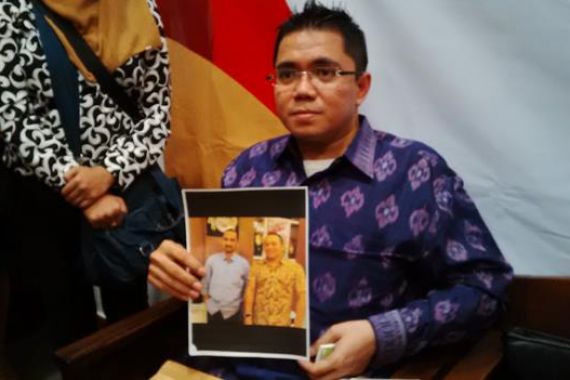 Kali Ini, Foto Abraham Samad dengan Pria - JPNN.COM