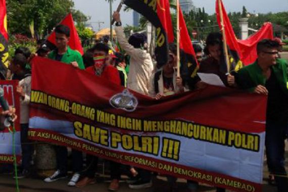 Dukung BG Dilantik, Pin Save Polri Dibagikan di Bundaran HI dan Istana - JPNN.COM