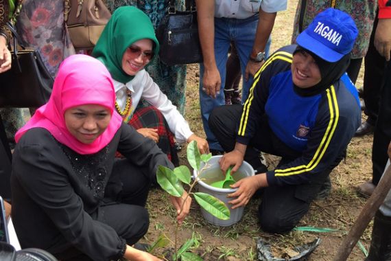 Khofifah Dorong Warga Miskin Segera Mandiri - JPNN.COM