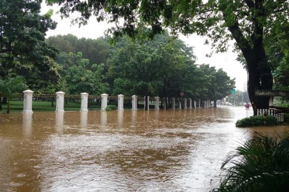 Banjir, Sekitar Istana Negara Lumpuh Total - JPNN.COM
