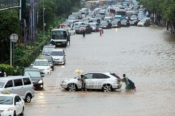 49 Titik Genangan Air Mengepung Jakarta, Aktivitas Warga Lumpuh - JPNN.COM