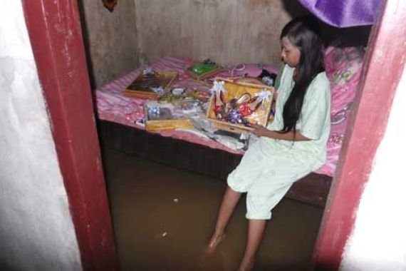 Rumah Kebanjiran, Pasangan Kekasih Ini Tetap Langsungkan Akad Nikah - JPNN.COM