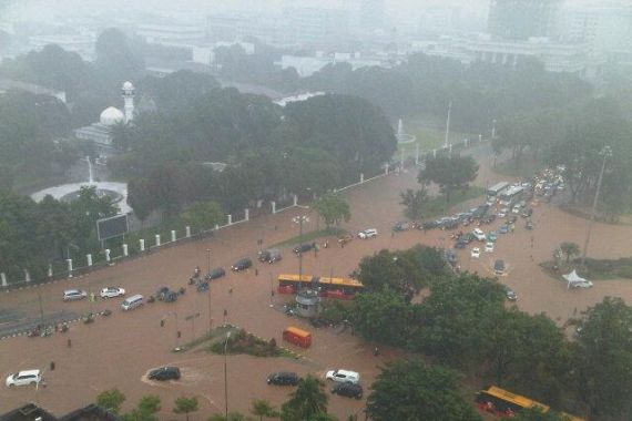 Terendam Tiga Meter, 500 Warga Kampung Pulo Mengungsi - JPNN.COM