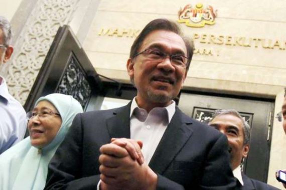 Suasana Haru dan Hujan Air Mata Sebelum Anwar Ibrahim ke Penjara - JPNN.COM