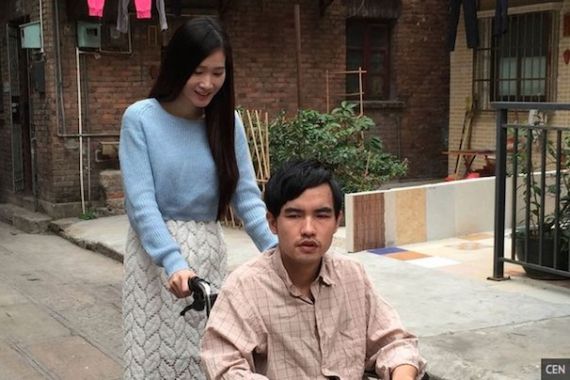 Mahasiswi Cantik Ini Tinggalkan Kuliah demi Nikahi Lelaki Cacat - JPNN.COM