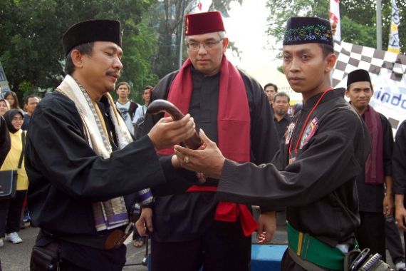 Kumpul Pendekar Bekasi, Petinggi Indosat Diberi Golok Jaka Sembung - JPNN.COM