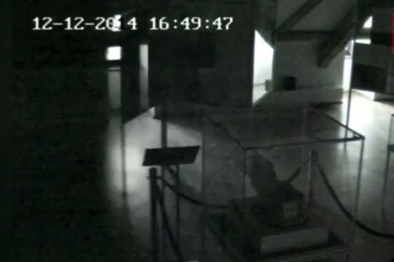 Hiii... Hantu di Kastil Tua Terekam Sedang Hilangkan Barang - JPNN.COM