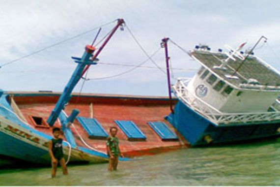 Teledor, Kapal Bermuatan Perabot Rumah Tangga Kandas - JPNN.COM