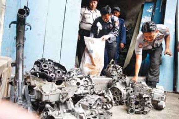 â€œObrak-abrikâ€ Pasar Loak, Sita Puluhan Mesin Motor - JPNN.COM