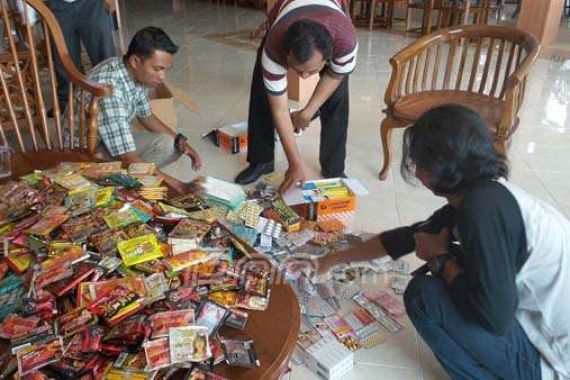 Tempat Praktek Digerebek, Bos Obat Kuat Ilegal Ini Langsung Lemas - JPNN.COM