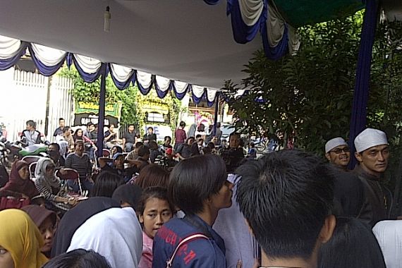 Ratusan Orang Masih Berebut Masuk ke Rumah Olga - JPNN.COM
