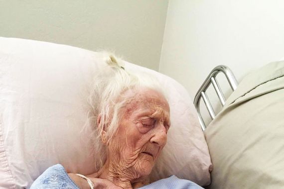 Foto Terakhir Wanita 101 Tahun Bersama Cicitnya Ini Disukai Jutaan Orang - JPNN.COM