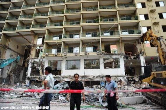 Izin Tak Lengkap, Hotel Mewah 12 Lantai Ini Dihancurkan - JPNN.COM