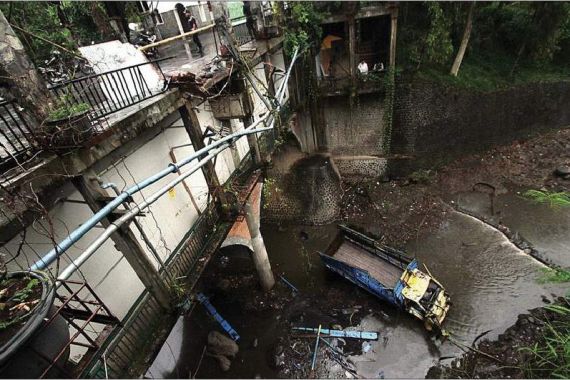 Ngeriii.. Truk Terjun Bebas 13 Meter, Ini Fotonya - JPNN.COM