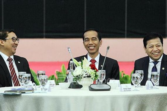 Mahasiswa Desak Jokowi Mundur, Fadli Zon Tersenyum - JPNN.COM