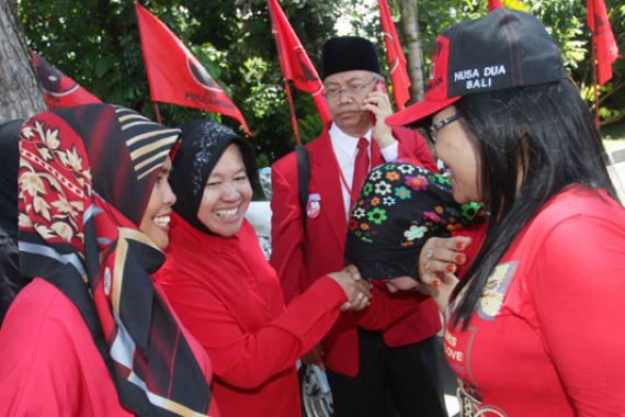 Tri Risma Berbaju Merah Tanpa Lambang PDIP - JPNN.COM